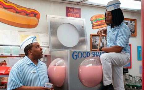 Kenan Thompson observa Kel Mitchell mexer em uma máquina de milk shake em cena do filme Good Burger 2