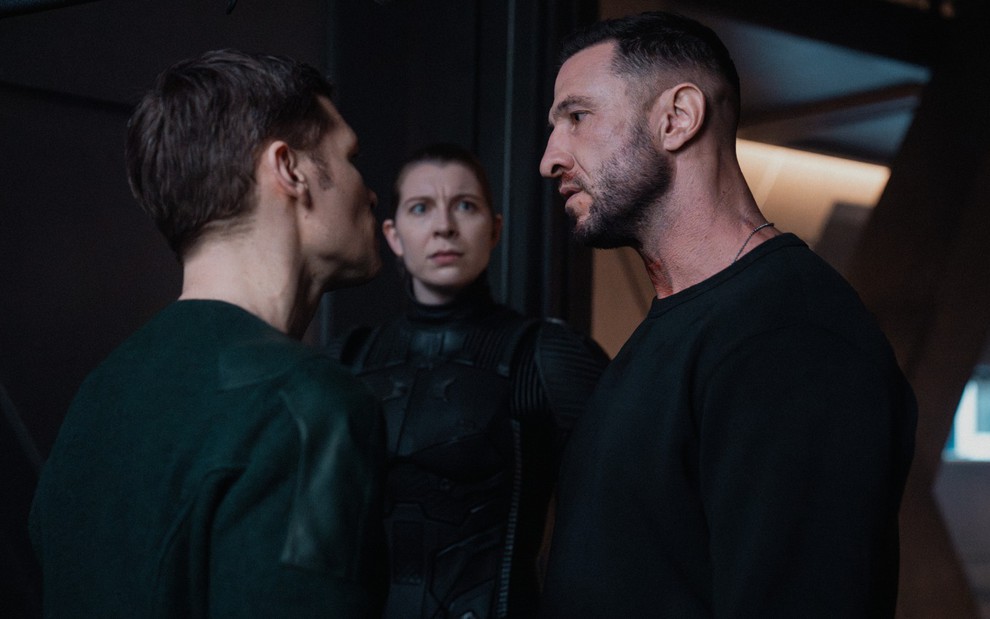 Joseph Morgan e Pablo Schreiber estão frente a frente, com expressões sérias, em cena da série Halo