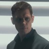 Joseph Morgan tem expressão séria em cena da série Halo
