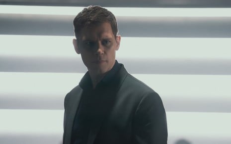 Joseph Morgan tem expressão séria em cena da série Halo