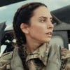 Com farda militar, Genesis Rodriguez sai de um helicóptero em foto promocional da série Lioness