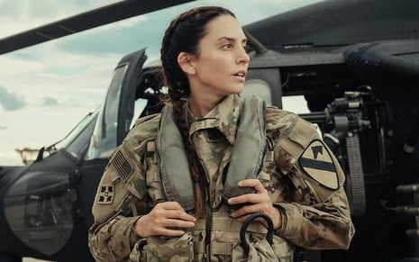 Com farda militar, Genesis Rodriguez sai de um helicóptero em foto promocional da série Lioness