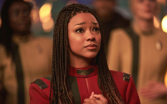 Sonequa Martin-Green tem expressão pesarosa em cena da quinta temporada de Star Trek: Discovery