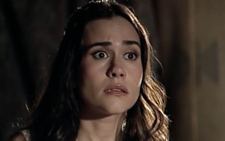 Alessandra Negrini com expressão séria em cena como Paula na novela Paraíso Tropical