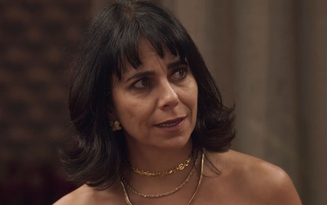 Paula Cohen com expressão séria em cena da novela Elas por Elas