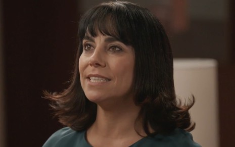 Paula Cohen com expressão séria em cena da novela Elas por Elas