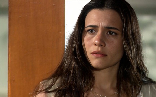 A atriz Alessandra Negrini com expressão séria em cena de Paraíso Tropical como Paula