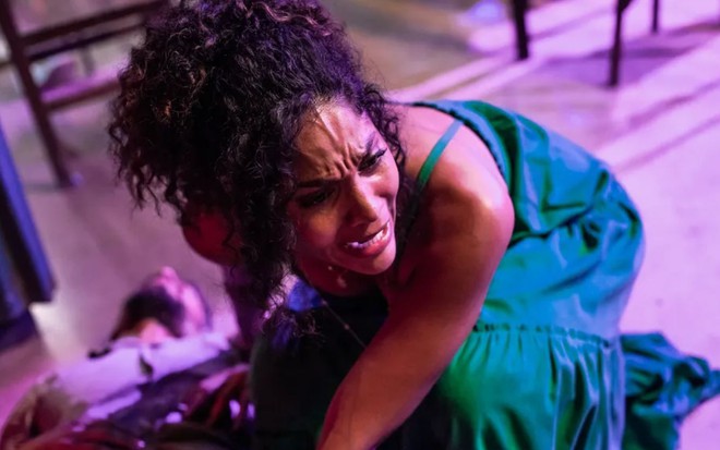 Aline (Barbara Reis) grita e chora, Jonatas (Paulo Lessa) aparece caído no chão em cena de Terra e Paixão