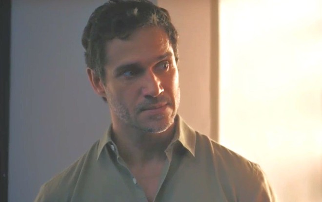 Paulo Rocha com expressão séria na novela Terra e Paixão