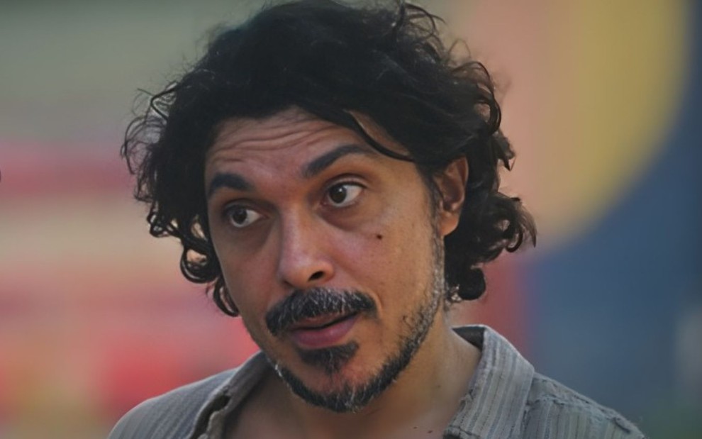 O ator Paulo Roque está sério em cena da novela das nove da Globo, Terra e Paixão, como o peão Sidney