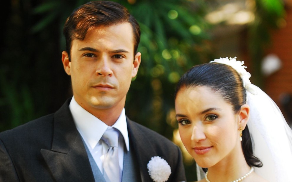 Fred (Paulo Vilhena) e Camila (Patricia Werneck) vestidos de noivos em Paraíso Tropical