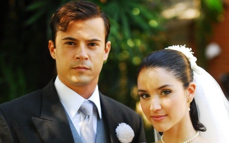 Fred (Paulo Vilhena) e Camila (Patricia Werneck) vestidos de noivos em Paraíso Tropical