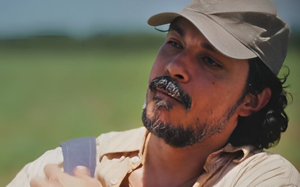 Paulo Roque com expressão séria em Terra e Paixão