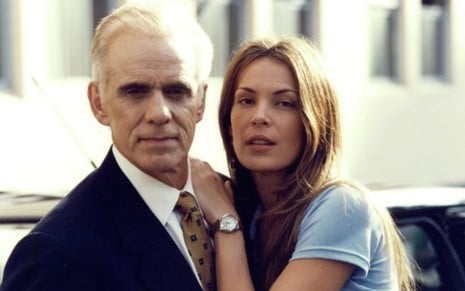 Os atores Francisco Cuoco e Carolina Ferraz lado a lado, ela com a mão no ombro dele, posando para foto de divulgação de Pecado Capital (1998)