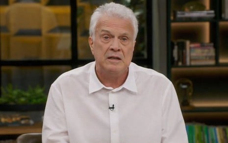 Pedro Bial com expressão séria no Conversa com Bial