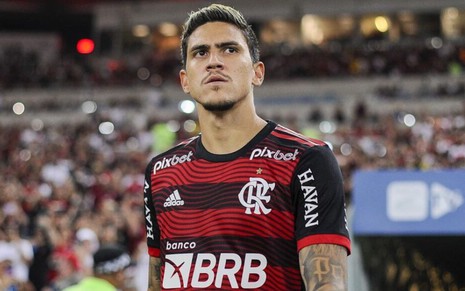 Pedro usa uniforme tradicional do Flamengo entrando em campo no Maracanã