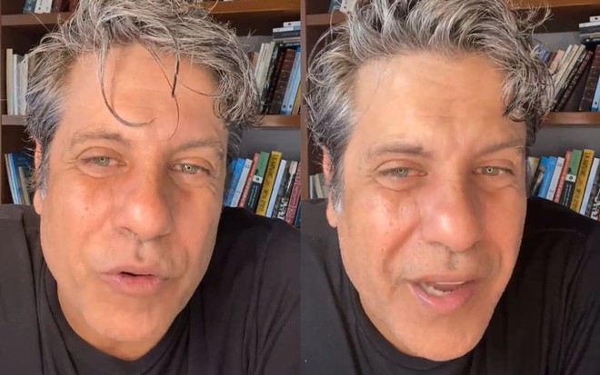 Montagem com duas fotos de Pedro Vasconcelos; ele encara a câmera e usa uma blusa preta. Ao fundo, é possível ver livros.