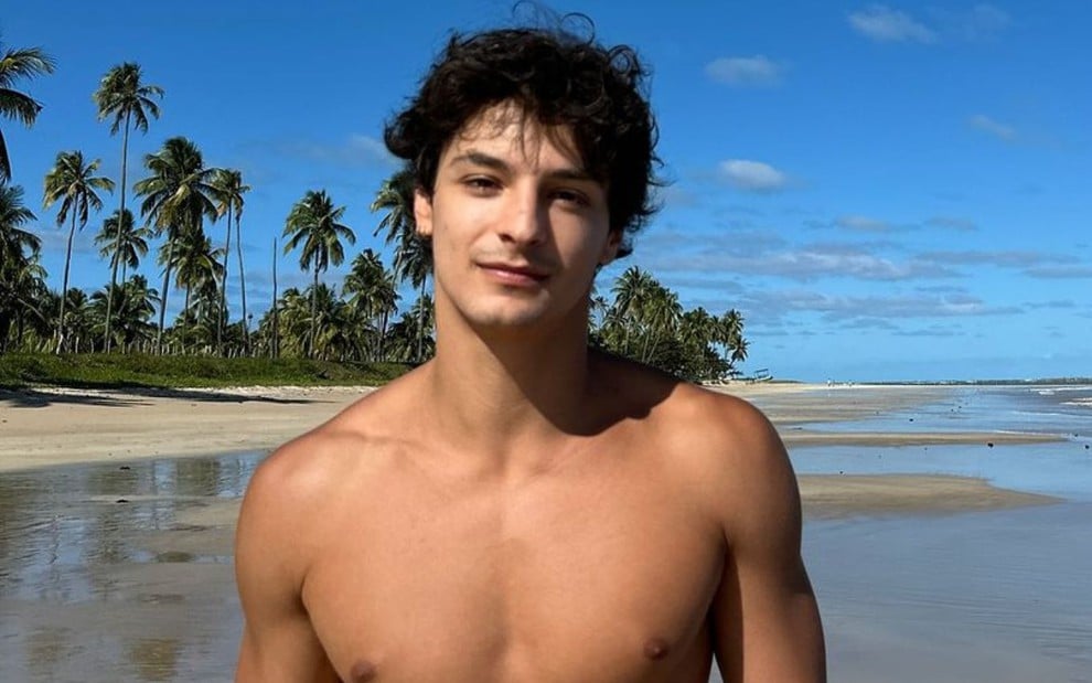 Pedro Waddington está sem camisa numa praia