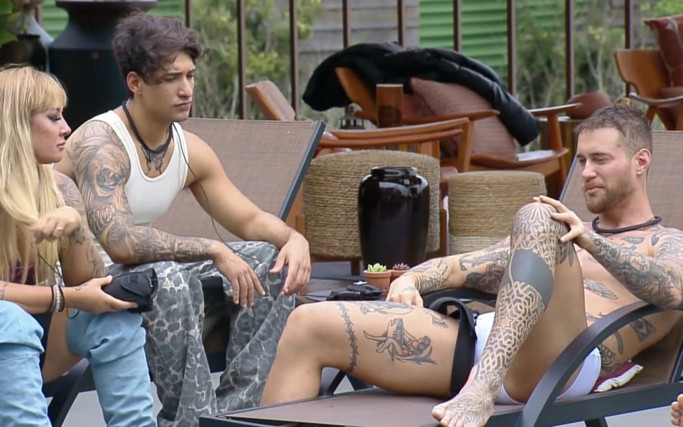 De sunga branca, Yuri Bonotto conversa com Vivi Fernandez e Caue Fantin à beira da piscina