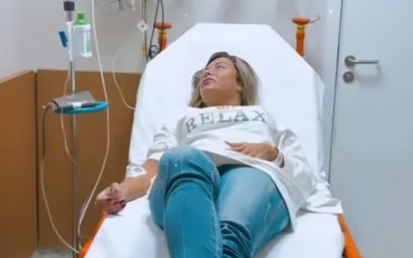 Poliana Rocha deitada em uma cama de hospital