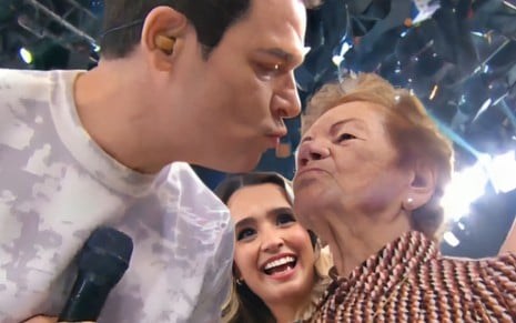 Celso Portiolli ganha beijo na boca da influenciadora Vovó Maria ao vivo durante Domingo Legal