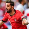 Bernardo Silva, de Portugal, comemora gol e veste uniforme vermelho durante partida da seleção