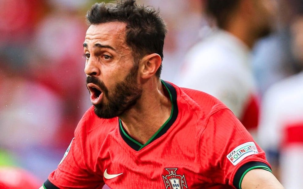 Bernardo Silva, de Portugal, comemora gol e veste uniforme vermelho durante partida da seleção