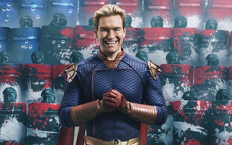 Vestido como o Capitão Pátria, o ator Antony Starr sorri de maneira maquiavélica em foto promocional de The Boys