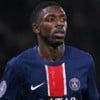 Dembélé, do PSG, veste uniforme azul com detalhes em branco e vermelho durante partida