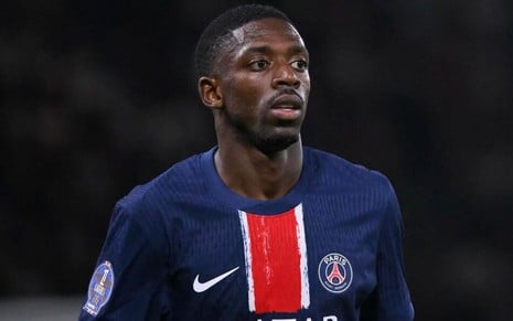 Dembélé, do PSG, veste uniforme azul com detalhes em branco e vermelho durante partida