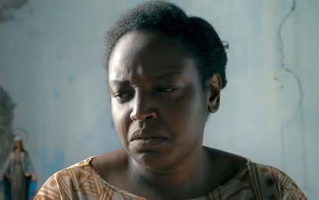 Em cena de Renascer, Belize Pombal está olhando para alguém com a expressão de tristeza