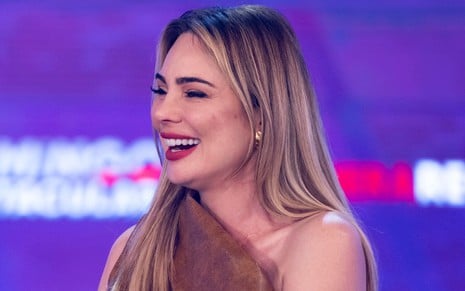 Rachel Sheherazade sorri na coletiva de imprensa do Domingo Record