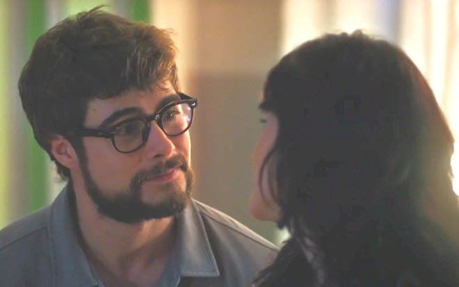 Hélio (Rafael Vitti) olha para Petra (Debora Ozório), que está de costas em cena de Terra e Paixão