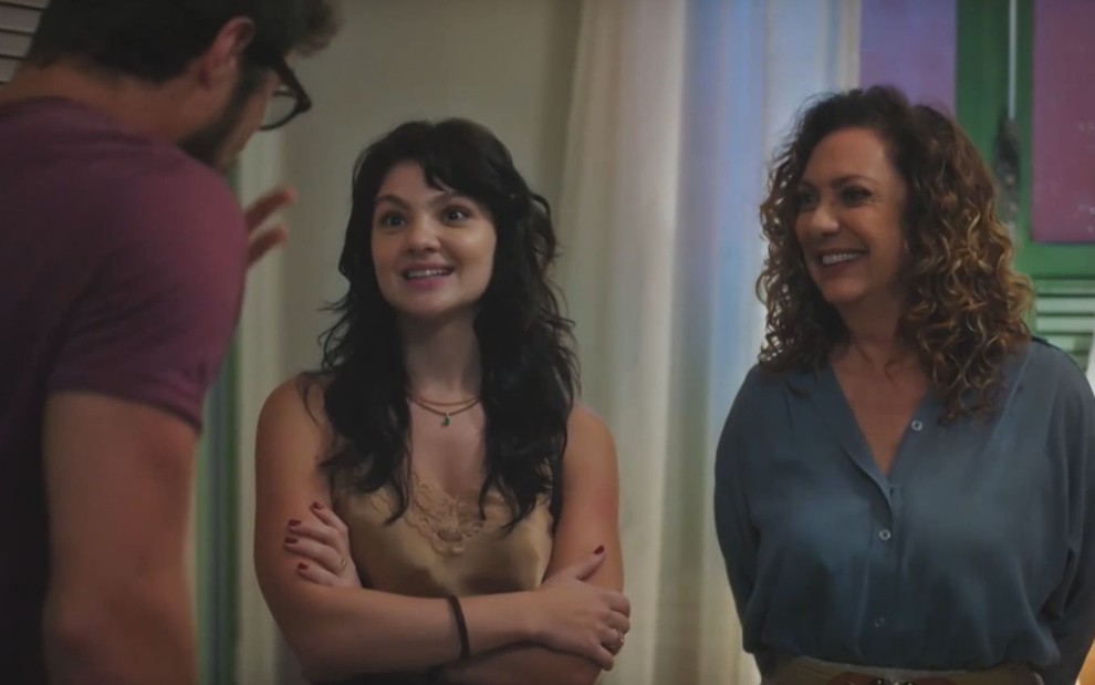 De costas na imagem, Hélio (Rafael Vitti) conversa com Petra (Debora Ozório) e Agatha (Eliane Giardini) na novela Terra e Paixão