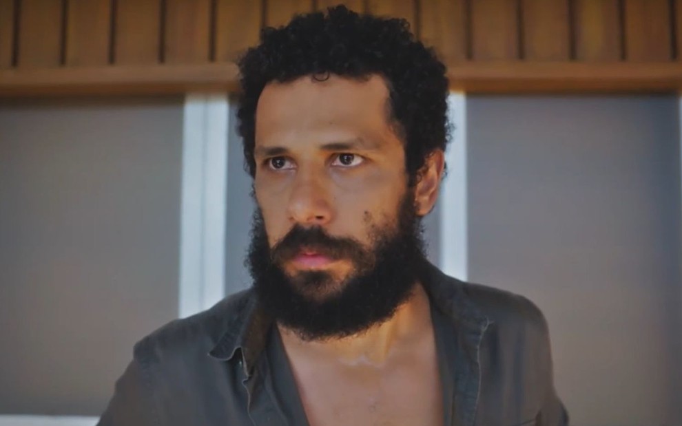 O ator Amaury Lorenzo caracterizado como Ramiro em cena de Terra e Paixão