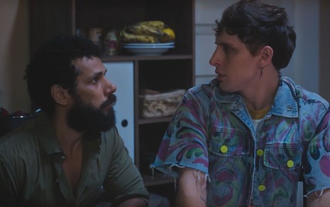 Em cena de Terra e Paixão, Amaury Lorenzo está falando com Diego Martins; eles estão um ao lado do outro