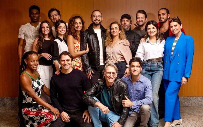 Raphael Montes rodeado de atores como Camila Pitanga, Murilo Rosa, Giovanna Antonelli e outros membros do elenco de Beleza Fatal