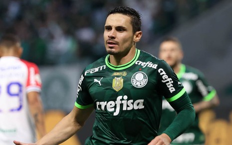 Raphael Veiga comemora gol do Palmeiras marcado contra o Fortaleza no primeiro turno do Campeonato Brasileiro