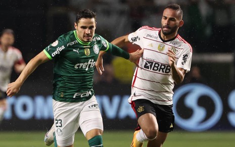 Raphael Veiga e Thiago Maia correm para disputar a bola em jogo entre Palmeiras e Flamengo ao vivo