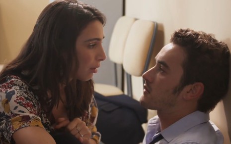 Ísis (Rayssa Bratillieri) olha para Giovanni (Filipe Bragança) em cena da novela Elas por Elas