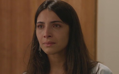 Rayssa Bratillieri com expressão de choro em cena como Ísis na novela Elas por Elas