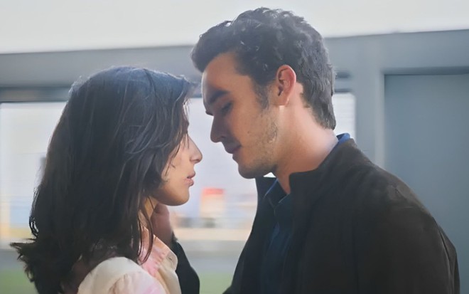 Ísis (Rayssa Bratillieri) e Giovanni (Filipe Bragança) prestes a se beijarem em cena da novela Elas por Elas