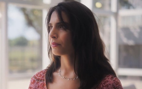 Rayssa Bratillieri com expressão séria em cena como Ísis na novela Elas por Elas