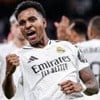 Rodrygo, do Real Madrid, comemora gol e veste uniforme branco com detalhes pretos