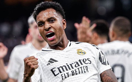 Rodrygo, do Real Madrid, comemora gol e veste uniforme branco com detalhes pretos