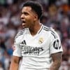 Rodrygo, do Real Madrid, comemora gol e veste uniforme branco com detalhes pretos