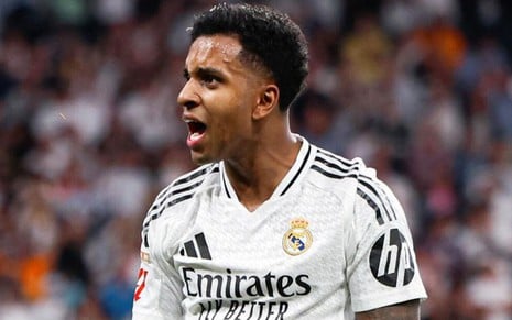 Rodrygo, do Real Madrid, comemora gol e veste uniforme branco com detalhes pretos