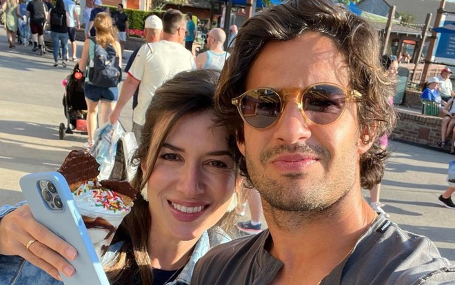 Rebeca Abravanel, à esquerda, e Alexandre Pato, à direita