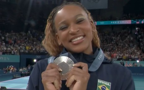 Rebeca Andrade com medalha de prata na Olimpíada 2024