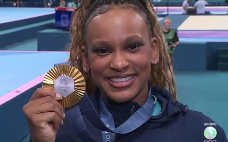 Rebeca Andrade sorri ao exibir medalha de ouro na Olimpíada de Paris